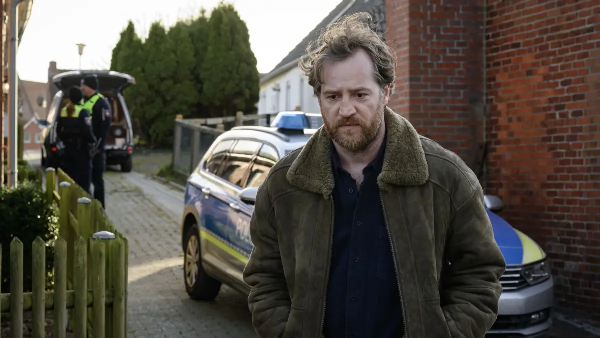 Hauptkommissar Frank Weller (Tom Radisch) verlässt schockiert den Tatort.