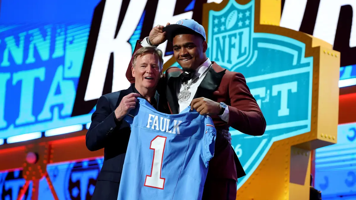 2026 NFL Draft - Round One: PITTSBURGH, PENNSYLVANIA - APRIL 23: Keldric Faulk (R) of Auburn poses with NFL Commissioner Roger Goodell (L) after being selected thirty-first overall pick by the Tennessee Titans during Round One of the 2026 NFL Draft at Acrisure Stadium on April 23, 2026 in Pittsburgh, Pennsylvania. Emilee Chinn/Getty Images/AFP (Photo by Emilee Chinn / GETTY IMAGES NORTH AMERICA / Getty Images via AFP)