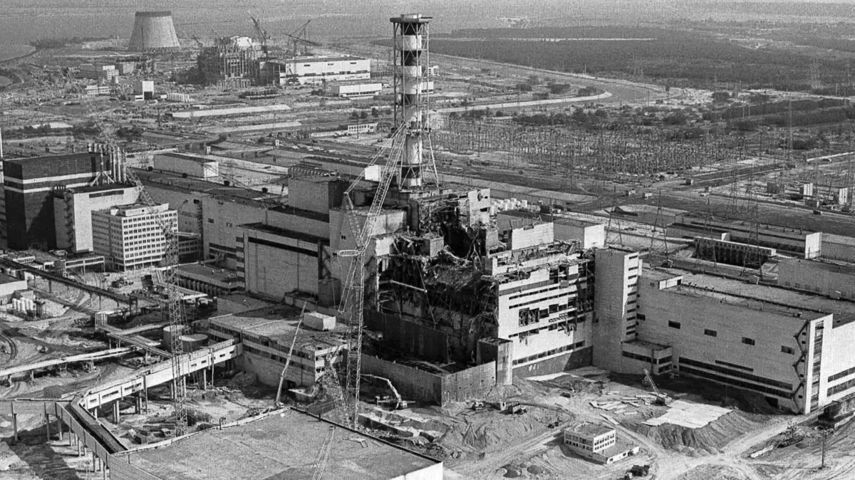 40 Jahre nach Tschernobyl: ARCHIV - 26.04.1986, Ukraine, Tschernobyl: Das Kernkraftwerk Tschernobyl ist in einer Luftaufnahme zu sehen, die die Schäden einer Explosion und eines Feuers am 26. April 1986 zeigt. Was als harmloser Sicherheitstest begann, entwickelte sich am 26. April 1986 zur bedeutendsten Atomkatastrophe der Geschichte. An diesem Tag explodierte Reaktor 4 des Wladimir-Iljitsch-Lenin-Kernkraftwerks, weitläufig bekannt als Kernkraftwerk Tschernobyl. (nur s/w) Foto: Volodymyr Repik/AP/dpa +++ dpa-Bildfunk +++