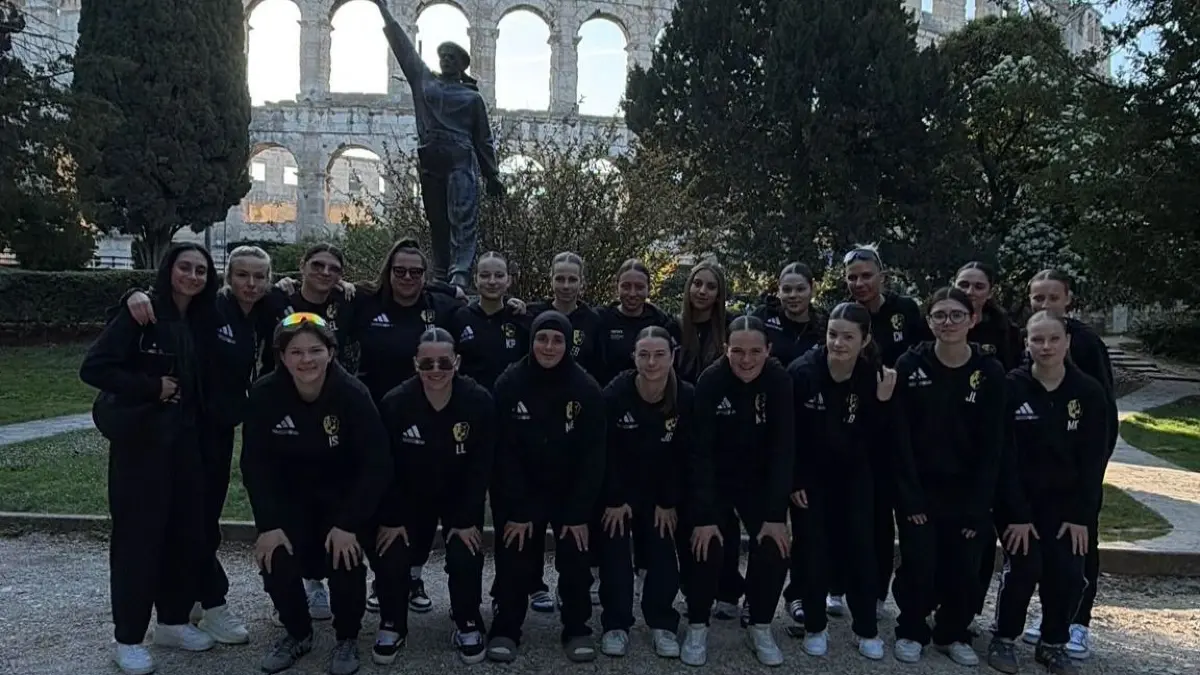 Teamfoto vor dem historischen Amphitheater von Pula.