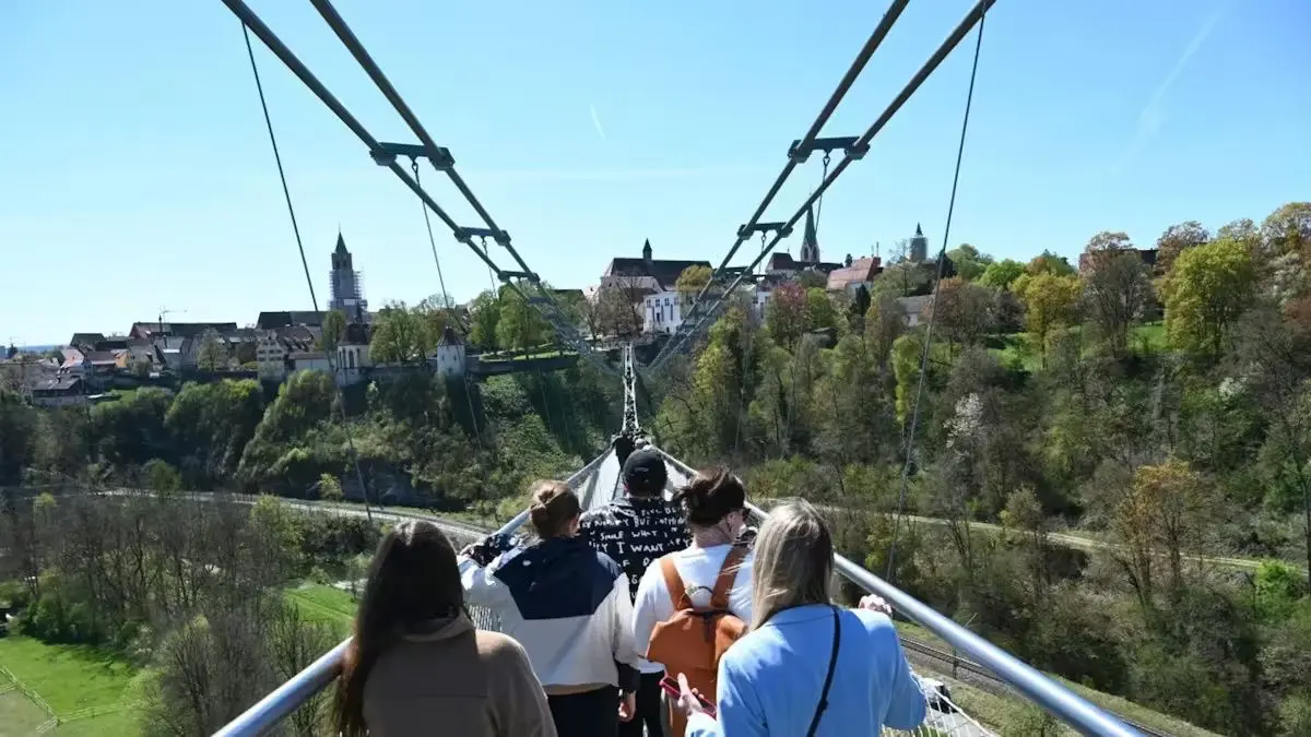 Die längste Fußgängerhängebrücke in ganz Baden-Württemberg ist jetzt eröffnet. Strahlender Sonnenschein begleitete den Festakt für die neue Attraktion.