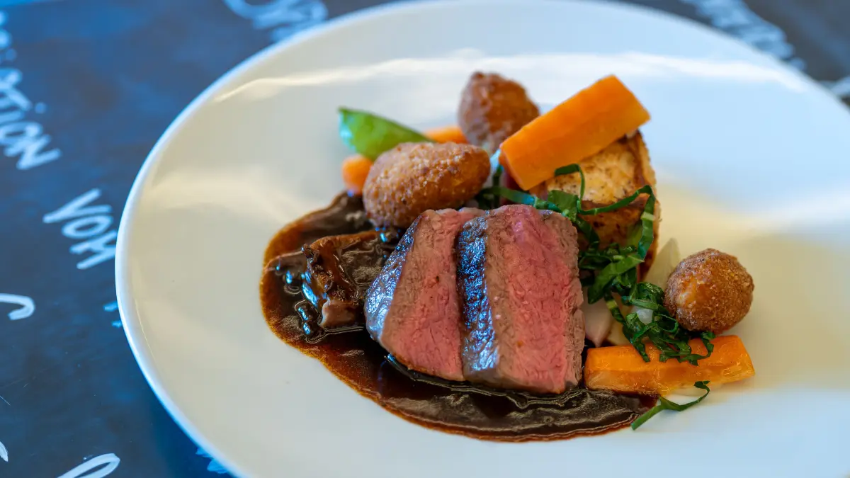 Dritter Gang: Variation vom Hinterwälder Rind mit Jus von böhmischen Trüffeln, Rosswälder Gemüse und Kartoffelkrusteln