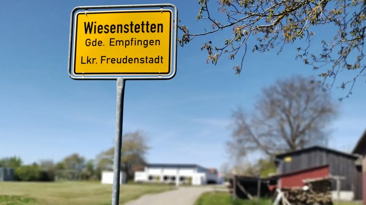 Wiesenstetten hat Interesse an Nahwärme aus Bittelbronn. Ein Satellitenkraftwerk, das über eine drei Kilometer lange Leitung mit der Biogasanlage im Bauernfeld verbunden ist, könnte möglicherweise beim Dorfgemeinschaftshaus entstehen (im Hintergrund
