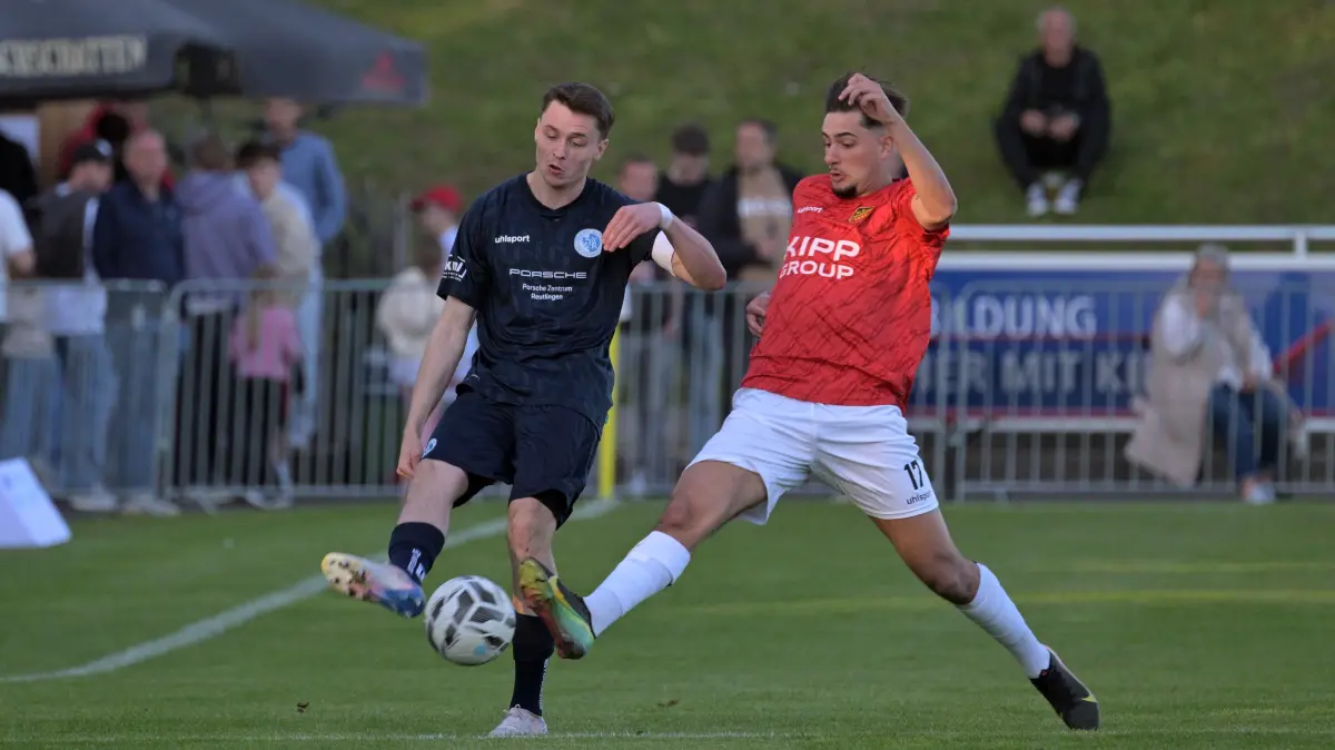 FC Holzhausen vs. Young Boys Reutlingen Fussball, Verbandsliga, 28.Spieltag, Saison 2025/2026, 24.04.2026 : Markus Wagner (Young Boys Reutlingen, #30) im Zweikampf mit Flavio Vogt (FC Holzhausen, #17)
FC Holzhausen vs. Young Boys Reutlingen
Fussball, Verbandsliga, 28.Spieltag, Saison 2025/2026, 24.04.2026
Foto: Eibner-Pressefoto/ Tobias Baur