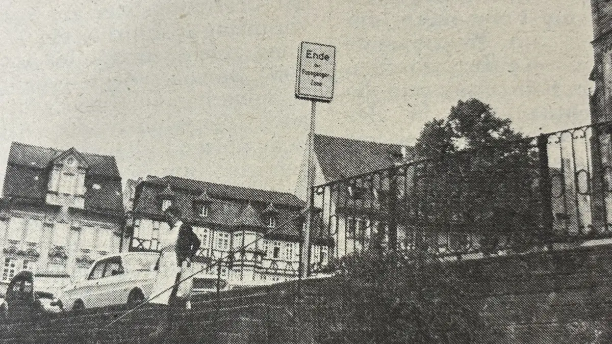 Ende der Fußgängerzone. Auf dem Marktplatz in Hall durften im Jahr 1976 noch Autos parken. Die Herrngassen wurden hingegen für Autos gesperrt.