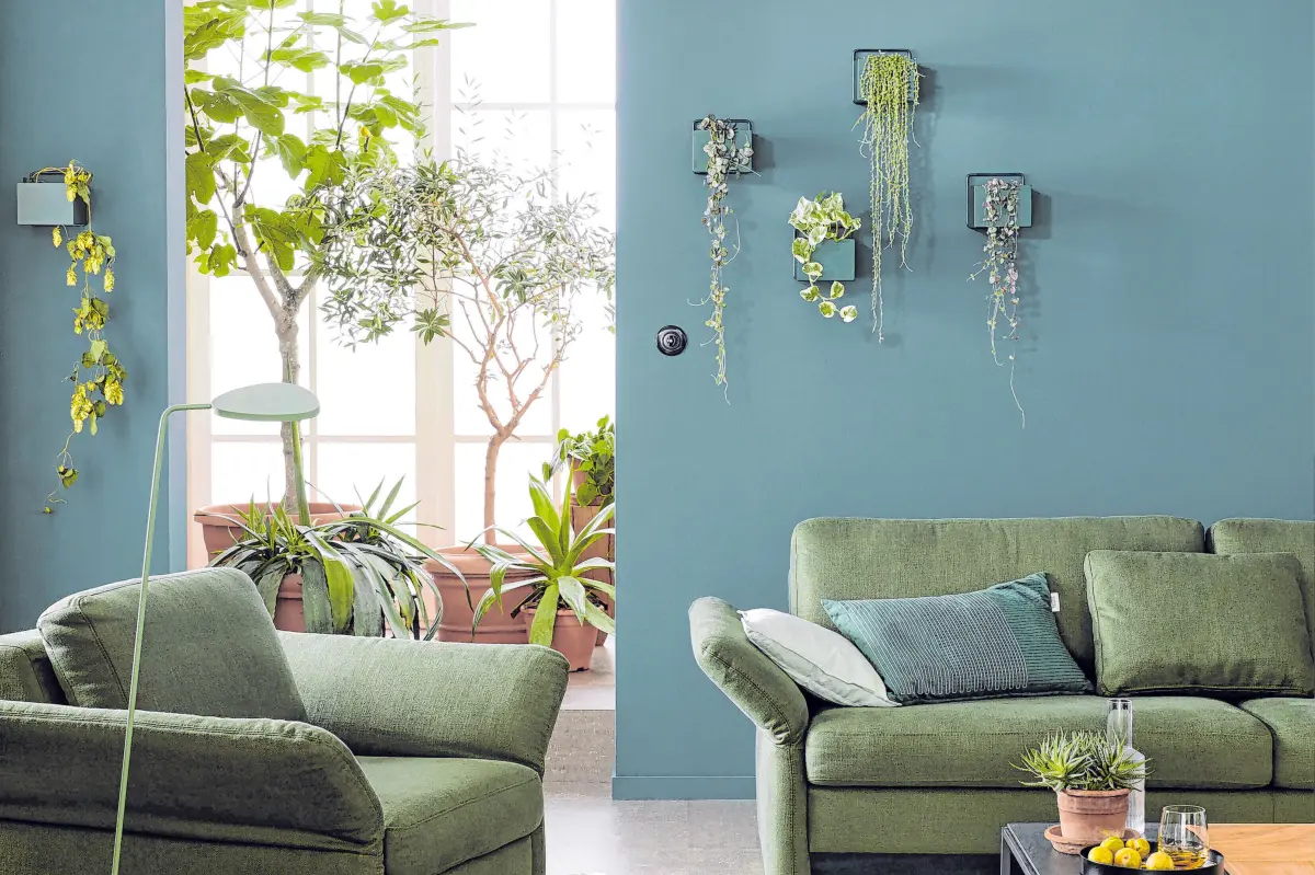 Mit dem Urban-Jungle-Trend entsteht eine grüne Entspannungsoase in den eigenen vier Wänden. Foto: djd/SCHÖNER WOHNEN-Kollektion