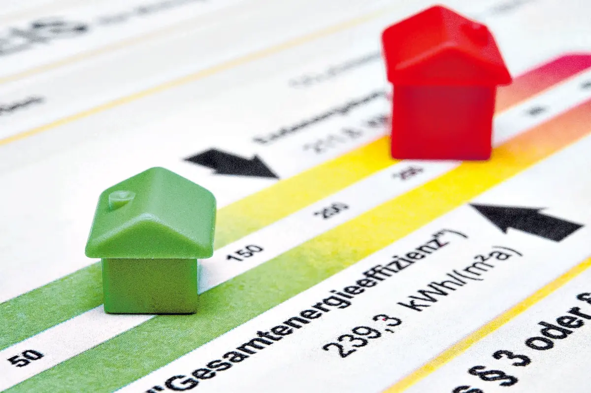 Neue Skala von A bis G: Ab Mai 2026 ändern sich die Bewertungsklassen von Energieausweisen. ⇥Foto: Franziska Gabbert/dpa-tmn