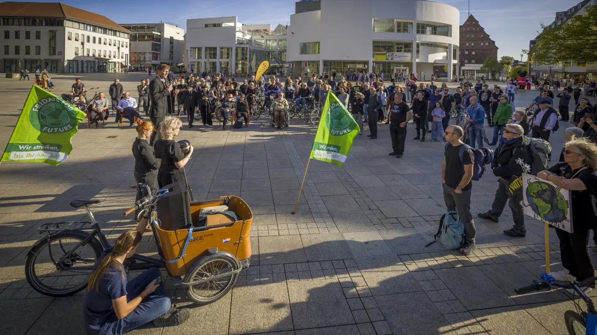 Münsterplatz: Kundgebung/Trauerfeier von Fridays for Future und Greenpeace für die Energiewende