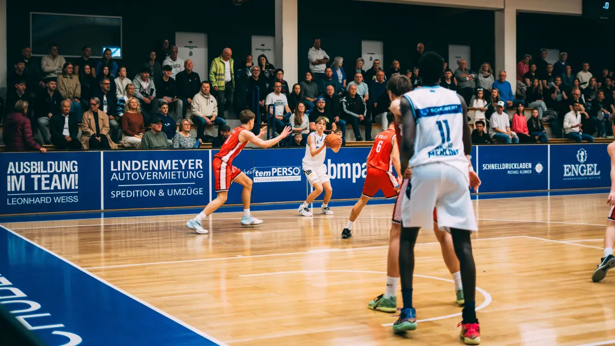 Die U 16 der Merlins (weiße Trikots) gehört schon jetzt zu den besten acht JBBL-Teams in Deutschland.