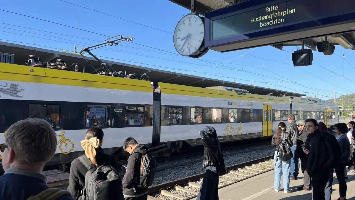 Auch die Anzeigen funktionieren nicht mehr: Der Tübinger BAhnhof am Freitagmorgen (24. April).
