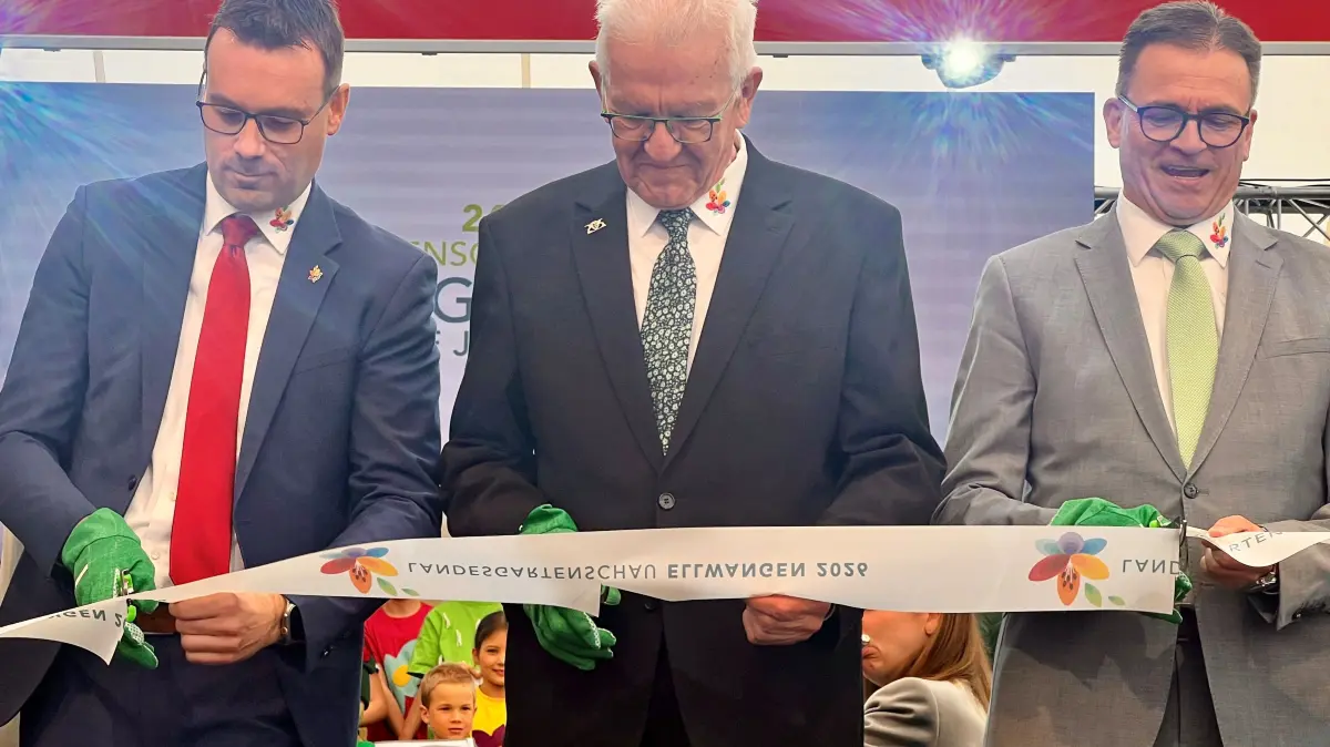 Die Landesgartenschau ist eröffnet: Unter anderem Oberbürgermeister Michael Dambacher, Baden-Württembergs Ministerpräsident Winfried Kretschmann und der Landrat des Ostalbkreises, Dr. Joachim Bläse (von links) durchschneiden das Band.