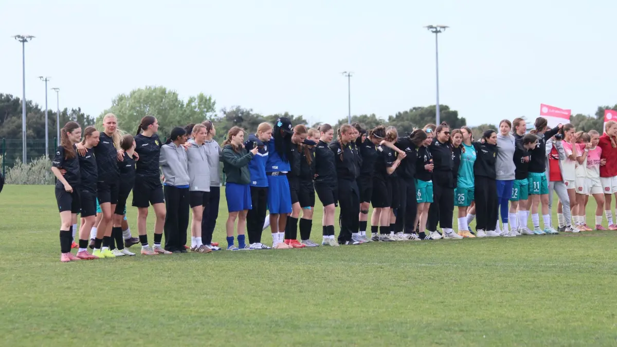 Nach dem Spiel bedankten sich beide Teams bei ihren Anhängern für die großartige Unterstützung von den Rängen.