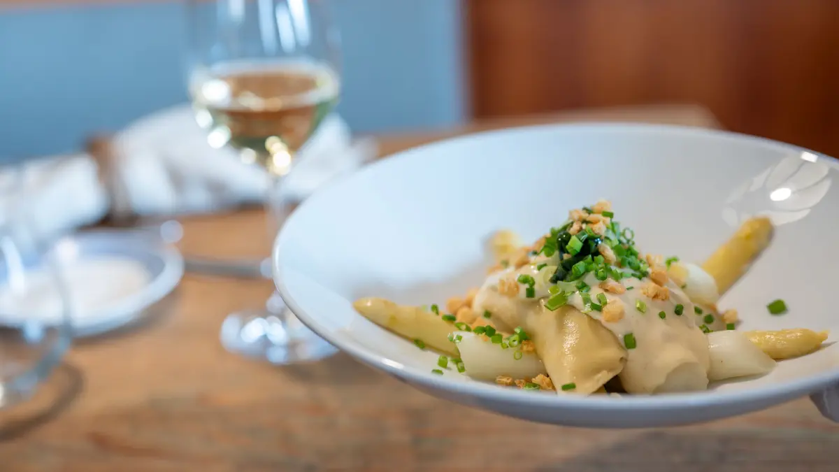 Zweiter Gang: Hechtmaultasche mit Spargel und Nussbutterschaum.