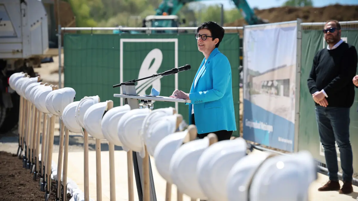 Spatenstich Ganzjahresbad Kombibad Oberbürgermeisterin Carmen Haberstroh