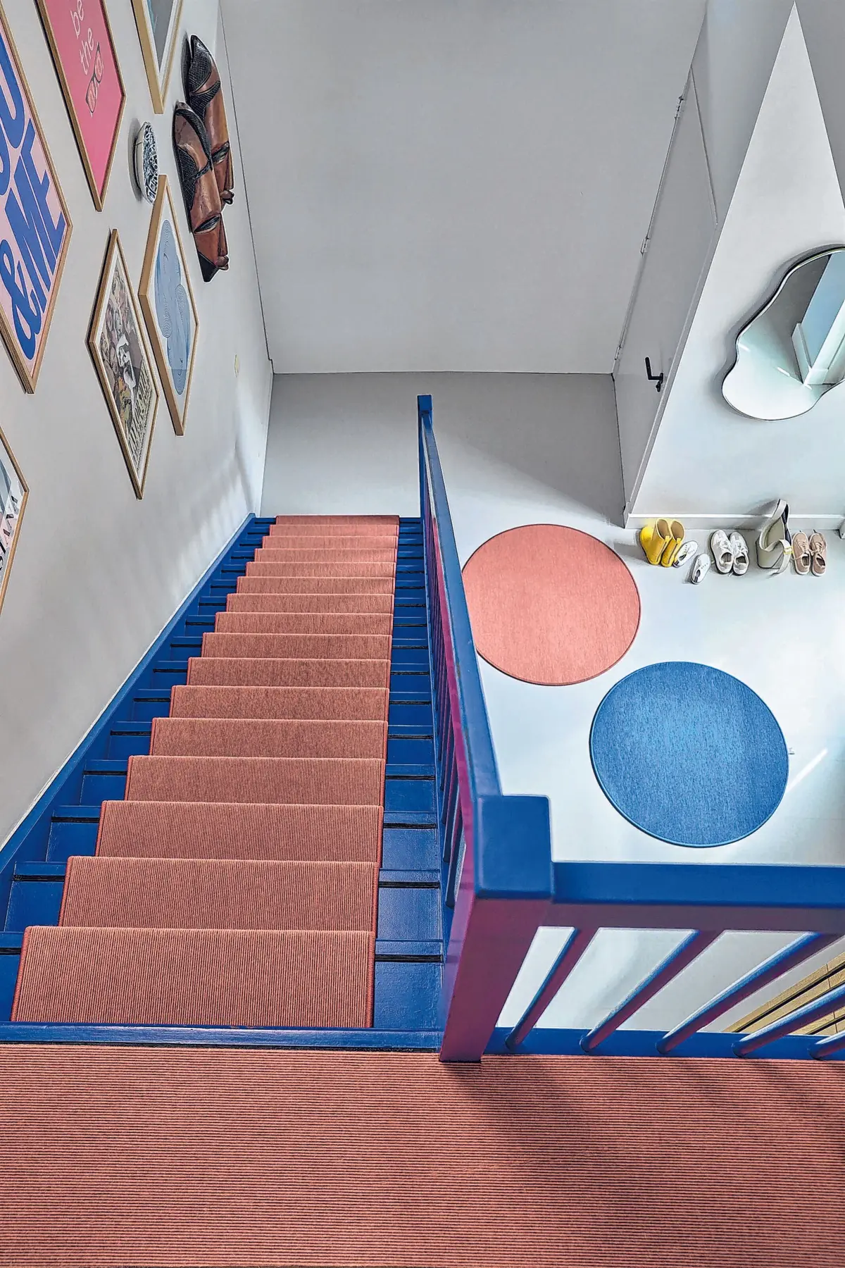 Die Farben der Stufenmatten finden sich im Teppich des Eingangsbereiches im Erdgeschoss wieder. Foto: djd/Tretford Weseler Teppich⇥Honorarfrei