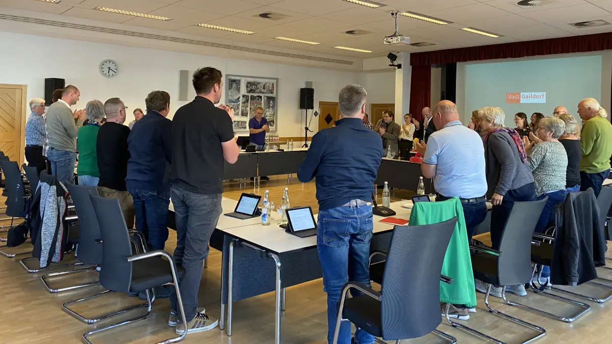 Auf Anerkennung folgt Schlagabtausch: Mit Standing Ovations zollen die Ratskollegen Heinrich Reh Respekt für sein 40-jähriges Engagementin der Kommunalpolitik. Kurz darauf geht’s zwischen den Fraktionen heiß her, als über die Sparmaßnahmen diskutiert wird.