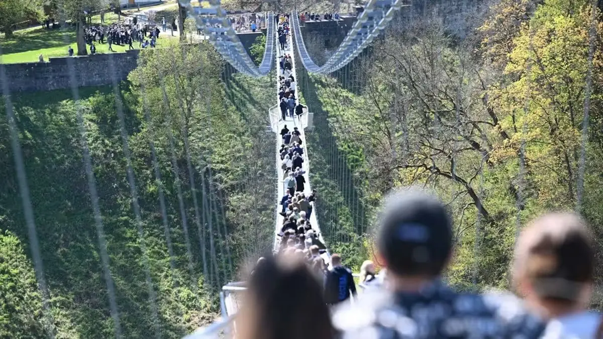Die längste Fußgängerhängebrücke in ganz Baden-Württemberg ist jetzt eröffnet. Strahlender Sonnenschein begleitete den Festakt für die neue Attraktion.
