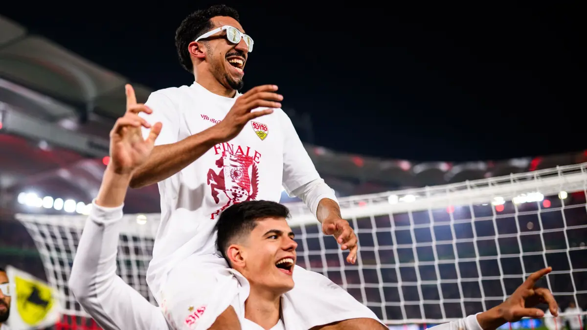VfB Stuttgart - SC Freiburg: 23.04.2026, Baden-Württemberg, Stuttgart: Fußball, Männer: DFB-Pokal, VfB Stuttgart - SC Freiburg, Halbfinale, MHPArena. Tiago Tomás (VfB Stuttgart) jubelt nach dem Spiel mit Chema Andrés (VfB Stuttgart). (zu dpa: «VfB im emotionalen Rausch - «Beten» für Bayern-Ausrutscher») Foto: Tom Weller/dpa +++ dpa-Bildfunk +++