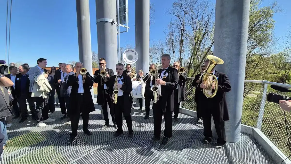 Die längste Fußgängerhängebrücke in ganz Baden-Württemberg ist jetzt eröffnet. Strahlender Sonnenschein begleitete den Festakt für die neue Attraktion.