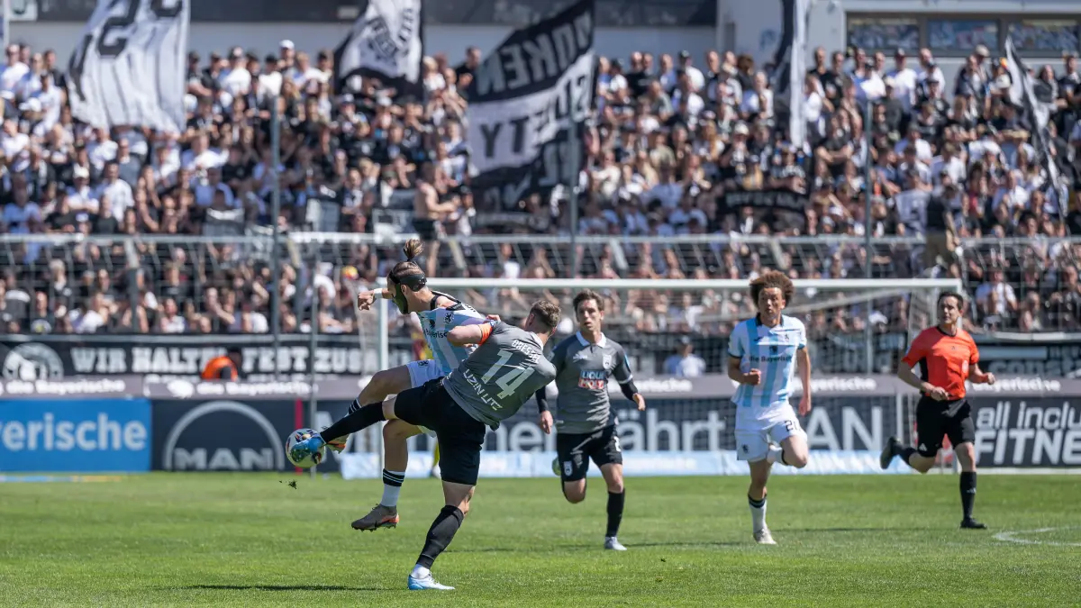 GER, TSV 1860 Muenchen vs. SSV Ulm 1846, Fussball, 3. Bundesliga, 35. Spieltag, Saison 2025/2026, 25.04.2026.: Kampf um den Ball / Zweikampf zwischen Sigurd Haugen (TSV 1860 Muenchen, #22) und Dennis Dressel (SSV Ulm 1846 Fussball, #14) vor der Fankurve mit den Ulmer Anhaengern
GER, TSV 1860 Muenchen vs. SSV Ulm 1846, Fussball, 3. Bundesliga, 35. Spieltag, Saison 2025/2026, 25.04.2026.
(DFL DFB REGULATIONS PROHIBIT ANY USE OF PHOTOGRAPHS as IMAGE SEQUENCES and or QUASI-VIDEO).
Foto: Eibner-Pressefoto/Heike Feiner