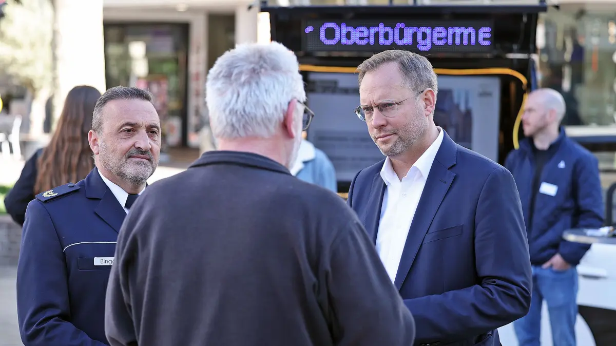 Ein OB zum Anfassen und Ansprechen: Der Ulmer Rathauschef Martin Ansbacher und Vizepolizeipräsident Bingöl stellen sich am Samstag (25.4.) den Fragen der Passanten und Marktbesucher.