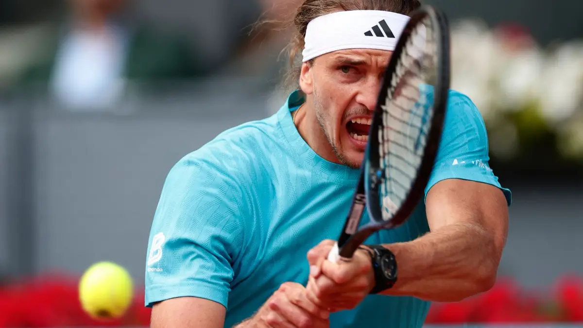 Madrid Open Tennis: 25.04.2026, Spanien, Madrid: Tennis: WTA-Tour/ATP-Tour - Madrid. Alexander Zverev aus Deutschland schlägt den Ball an Mariano Navone aus Argentinien während des Madrid Open Tennisturniers in Madrid zurück. Foto: Pablo Garcia/AP/dpa +++ dpa-Bildfunk +++