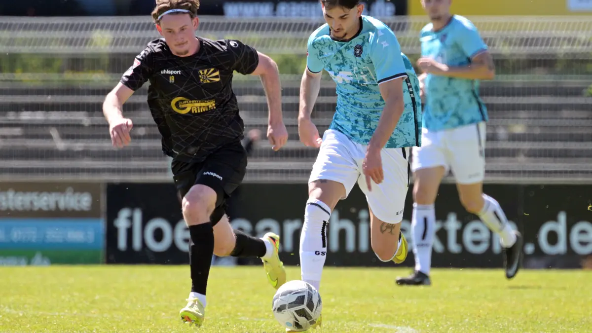 FC 08 Villingen vs. 1.Goeppinger SV, Fussball, Oberliga BW, 29.Spieltag, Saison 2025/2026, 25.04.2026 : Luca Piljek (1. Goeppinger SV, #10) am / mit Ball im Zweikampf mit Matthes Glueck (FC 08 Villingen, #18)
FC 08 Villingen vs. 1.Goeppinger SV, Fussball, Oberliga BW, 29.Spieltag, Saison 2025/2026, 25.04.2026
Foto: Eibner-Pressefoto/Tobias Baur