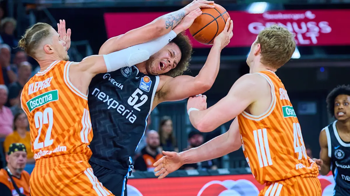 GER, ratiopharm ulm vs. Veolia Towers Hamburg, Basketball, 31. Spieltag, EasyCredit BBL, Spielzeit 2025/2026, 25.04.2026 : Harter Kampf unter dem Korb Zweikampf, Duell zwischen ischen Thomas Klepeisz (ratiopharm ulm, #22), Zacharie Perrin (Veolia Towers Hamburg, #52) und Christian Sengfelder (ratiopharm ulm, #43)
GER, ratiopharm ulm vs. Veolia Towers Hamburg, Basketball, 31. Spieltag, EasyCredit BBL, Spielzeit 2025/2026, 25.04.2026
Foto: Eibner-Pressefoto/Gerald Oelze-de Stoppany