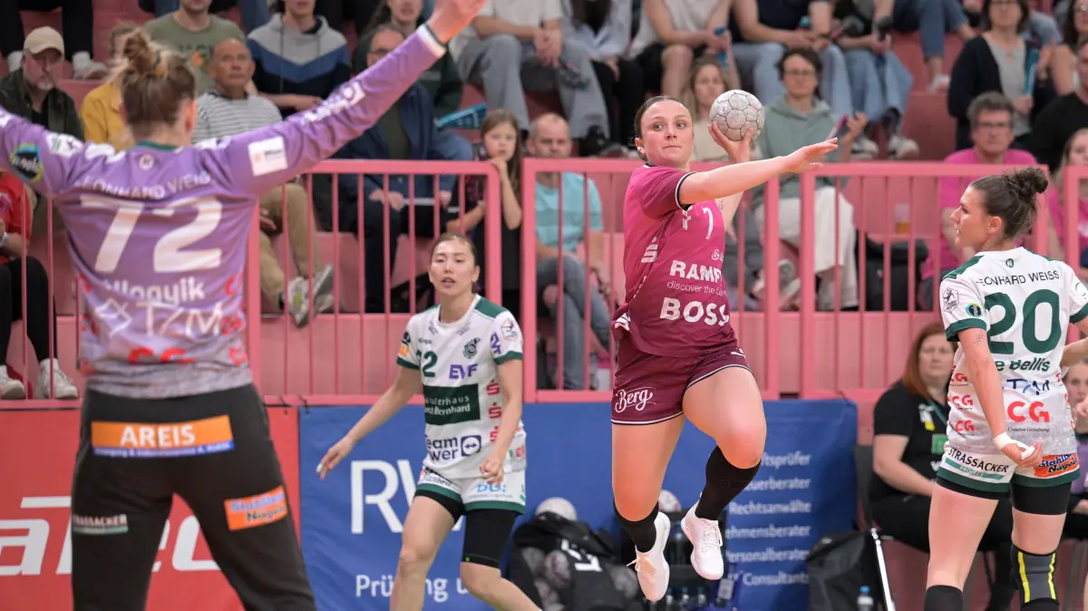 TusSies Metzingen vs. FrischAuf Goeppingen , Handball, Alsco HBF, 2. Play-Off Ligaspieltag, Saison 2025/2026, 25.04.2026: Sabrina Troester (TusSies Metzingen, #07) beim Wurf/Tor gegen Petra Hlogyik (FrischAuf Goeppingen, #72) im Tor
TusSies Metzingen vs. FrischAuf Goeppingen , Handball, Alsco HBF, 2. Play-Off Ligaspieltag, Saison 2025/2026, 25.04.2026
Foto: Eibner-Pressefoto/Tobias Baur
