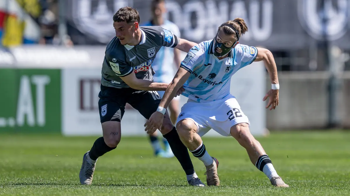 GER, TSV 1860 Muenchen vs. SSV Ulm 1846, Fussball, 3. Bundesliga, 35. Spieltag, Saison 2025/2026, 25.04.2026.: Zweikampf von Luca Bazzoli (SSV Ulm 1846 Fussball, #18) mit Sigurd Haugen (TSV 1860 Muenchen, #22)
GER, TSV 1860 Muenchen vs. SSV Ulm 1846, Fussball, 3. Bundesliga, 35. Spieltag, Saison 2025/2026, 25.04.2026.
(DFL DFB REGULATIONS PROHIBIT ANY USE OF PHOTOGRAPHS as IMAGE SEQUENCES and or QUASI-VIDEO).
Foto: Eibner-Pressefoto/Heike Feiner