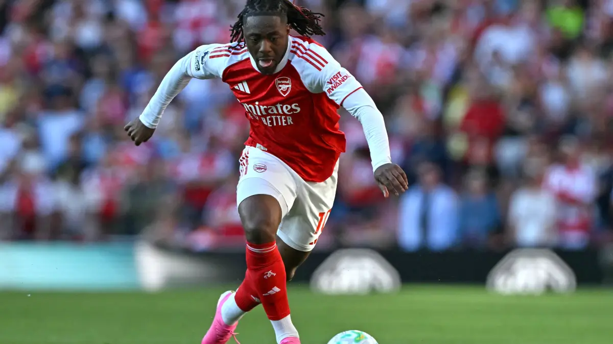 Arsenal's English midfielder #10 Eberechi Eze runs with the ball during the English Premier League football match between Arsenal and Newcastle United at the Emirates Stadium in London on April 25, 2026. (Photo by Glyn KIRK / AFP) / RESTRICTED TO EDITORIAL USE. No use with unauthorized audio, video, data, fixture lists, club/league logos or 'live' services. Online in-match use limited to 120 images. An additional 40 images may be used in extra time. No video emulation. Social media in-match use limited to 120 images. An additional 40 images may be used in extra time. No use in betting publications, games or single club/league/player publications. /
