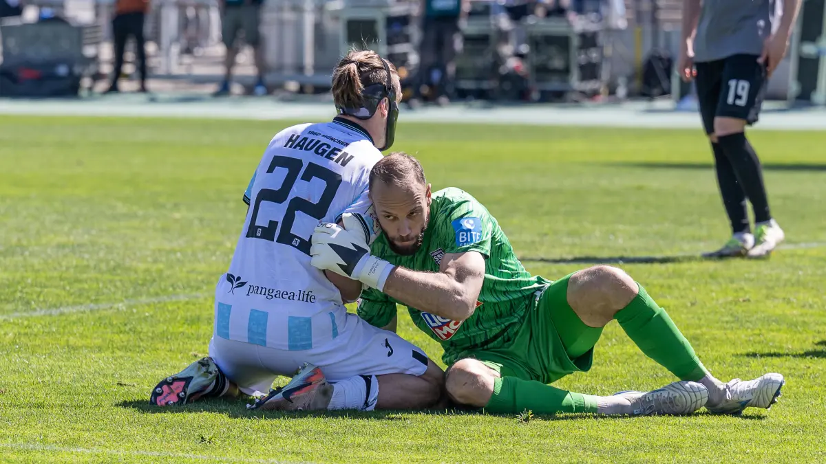GER, TSV 1860 Muenchen vs. SSV Ulm 1846, Fussball, 3. Bundesliga, 35. Spieltag, Saison 2025/2026, 25.04.2026.: Zusammenstoss von Sigurd Haugen (TSV 1860 Muenchen, #22) mit Christian Ortag (Torwart, SSV Ulm 1846 Fussball, #39)
GER, TSV 1860 Muenchen vs. SSV Ulm 1846, Fussball, 3. Bundesliga, 35. Spieltag, Saison 2025/2026, 25.04.2026.
(DFL DFB REGULATIONS PROHIBIT ANY USE OF PHOTOGRAPHS as IMAGE SEQUENCES and or QUASI-VIDEO).
Foto: Eibner-Pressefoto/Heike Feiner