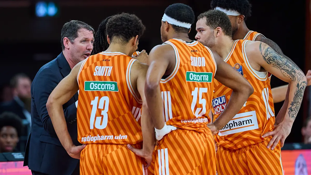 GER, ratiopharm ulm vs. Veolia Towers Hamburg, Basketball, 31. Spieltag, EasyCredit BBL, Spielzeit 2025/2026, 25.04.2026 : Ty Harrelson (ratiopharm ulm, Head Coach) in der Auszeit
GER, ratiopharm ulm vs. Veolia Towers Hamburg, Basketball, 31. Spieltag, EasyCredit BBL, Spielzeit 2025/2026, 25.04.2026
Foto: Eibner-Pressefoto/Gerald Oelze-de Stoppany