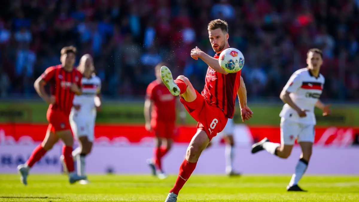 1. FC Heidenheim - FC St. Pauli: 25.04.2026, Baden-Württemberg, Heidenheim: Fußball, Männer: Bundesliga, 1. FC Heidenheim - FC St. Pauli, 31. Spieltag, Voith-Arena. Patrick Mainka (1. FC Heidenheim 1846) in Aktion. Foto: Tom Weller/dpa - WICHTIGER HINWEIS: Gemäß den Vorgaben der DFL Deutsche Fußball Liga bzw. des DFB Deutscher Fußball-Bund ist es untersagt, in dem Stadion und/oder vom Spiel angefertigte Fotoaufnahmen in Form von Sequenzbildern und/oder videoähnlichen Fotostrecken zu verwerten bzw. verwerten zu lassen. +++ dpa-Bildfunk +++