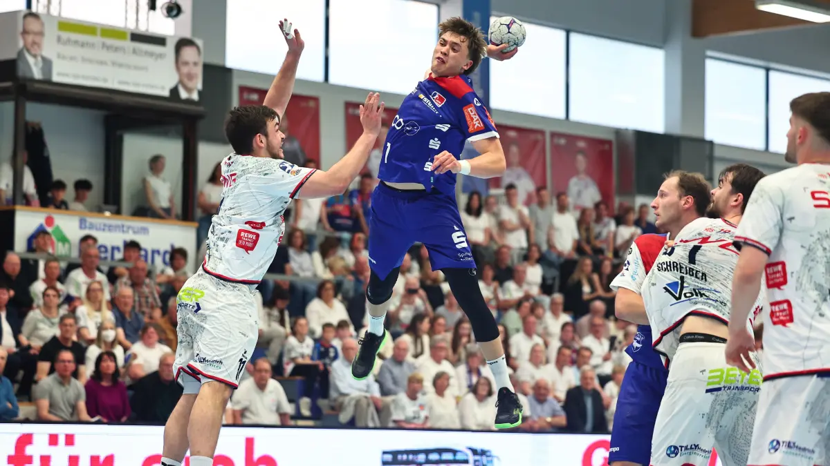GER, TV Huettenberg vs HBW Balingen-Weilstetten, Handball, 2. Bundesliga, 29. Spieltag, Spielzeit 2025/2026, 25.04.2026: Elias Huber (HBW Balingen-Weilstetten, #07) im Zweikampf mit Lasse Ohl (TV Huettenberg, #11)
GER, TV Huettenberg vs HBW Balingen-Weilstetten, Handball, 2. Bundesliga, 29. Spieltag, Spielzeit 2025/2026, 25.04.2026
Foto: Eibner-Pressefoto/Rene Weiss
