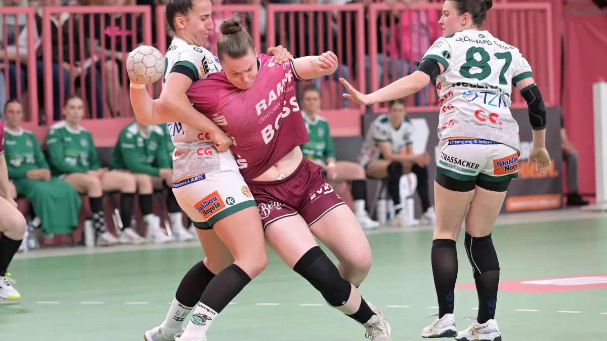 TusSies Metzingen vs. FrischAuf Goeppingen , Handball, Alsco HBF, 2. Play-Off Ligaspieltag, Saison 2025/2026, 25.04.2026: Ida Petzold (TusSies Metzingen, #08) am / mit Ball gegen Stephanie Elies (FrischAuf Goeppingen, #63) und Lea Neubrander (FrischAuf Goeppingen, #81)
TusSies Metzingen vs. FrischAuf Goeppingen , Handball, Alsco HBF, 2. Play-Off Ligaspieltag, Saison 2025/2026, 25.04.2026
Foto: Eibner-Pressefoto/Tobias Baur