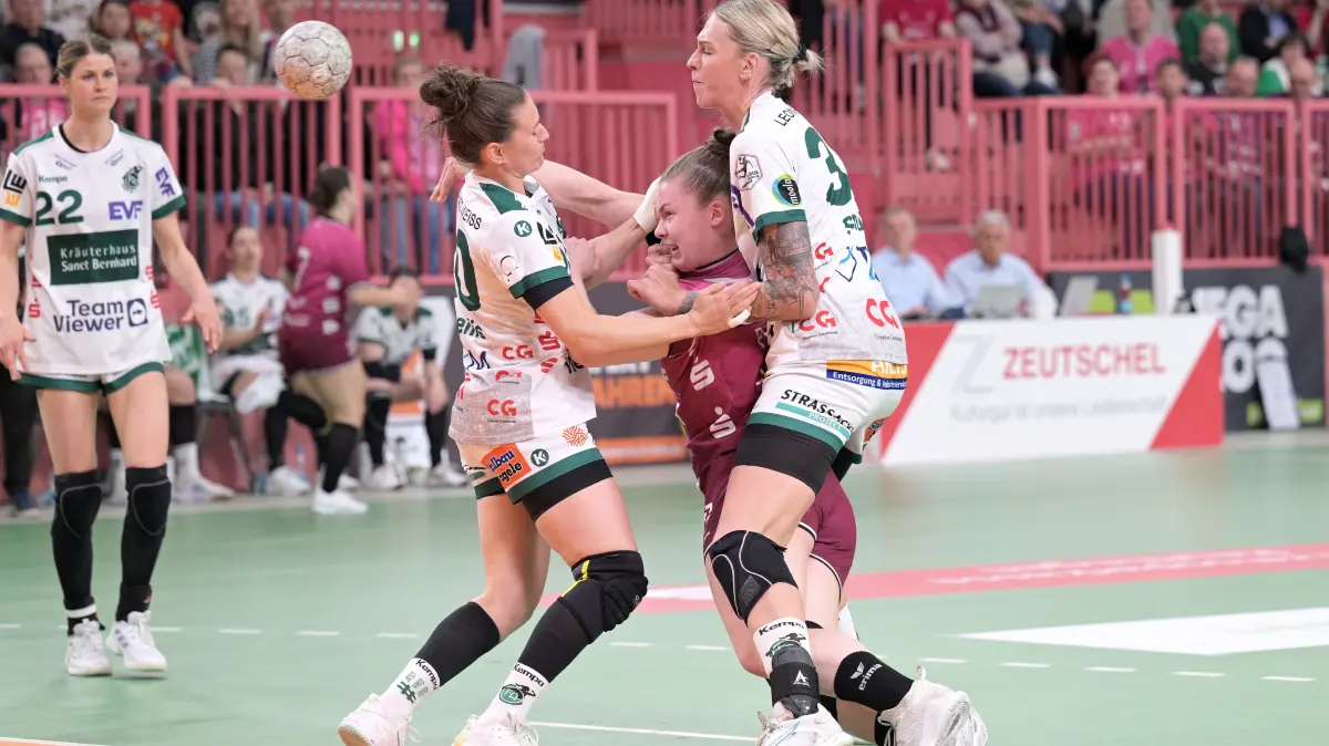 TusSies Metzingen vs. FrischAuf Goeppingen , Handball, Alsco HBF, 2. Play-Off Ligaspieltag, Saison 2025/2026, 25.04.2026: Ida Petzold (TusSies Metzingen, #08) beim Wurf/Tor gegen Louisa De Bellis (FrischAuf Goeppingen, #20) und Luisa Schulze (FrischAuf Goeppingen, #33)
TusSies Metzingen vs. FrischAuf Goeppingen , Handball, Alsco HBF, 2. Play-Off Ligaspieltag, Saison 2025/2026, 25.04.2026
Foto: Eibner-Pressefoto/Tobias Baur
