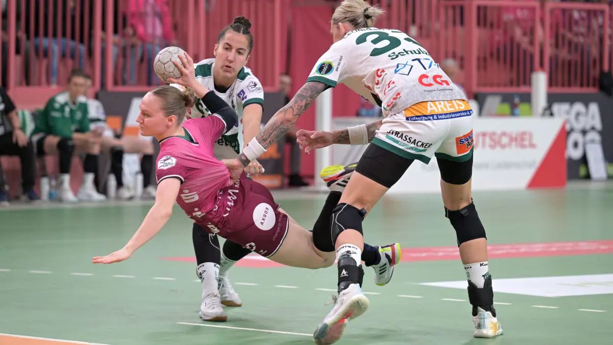 TusSies Metzingen vs. FrischAuf Goeppingen , Handball, Alsco HBF, 2. Play-Off Ligaspieltag, Saison 2025/2026, 25.04.2026: Katharina Goldammer (TusSies Metzingen, #15) am / mit Ball gegen Stephanie Elies (FrischAuf Goeppingen, #63) und Luisa Schulze (FrischAuf Goeppingen, #33)
TusSies Metzingen vs. FrischAuf Goeppingen , Handball, Alsco HBF, 2. Play-Off Ligaspieltag, Saison 2025/2026, 25.04.2026
Foto: Eibner-Pressefoto/Tobias Baur