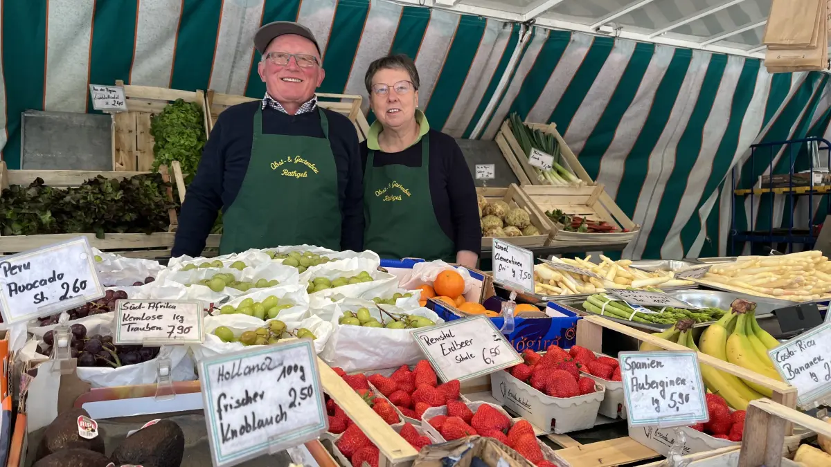 Was für eine Auslage! Josef und Waltraud Rathgeb an ihrem letzten Tag auf dem Neu-Ulmer Wochenmarkt.