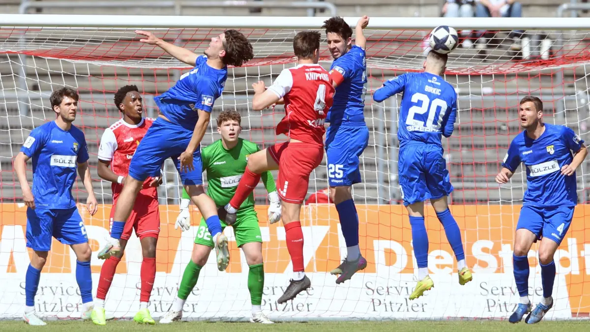 GER, Fussball, Regionalliga Suedwest - KSV Hessen Kassel vs TSG Balingen, 25.04.2026: Gefahr vor dem Tor von Louis Potye (Torwart TSG Balingen #32) (hinten), Tim Knipping (KSV Hessen Kassel #4) (M), Matthias Schmitz (TSG Balingen #25), Simun Birkic (TSG Balingen #20) (R),
GER, KSV Hessen Kassel vs TSG Balingen, Fussball, Regionalliga Suedwest, Saison 2025-2026, 31. Spieltag, 25.04.2026,
Foto: Eibner-Pressefoto, Roland Sippel