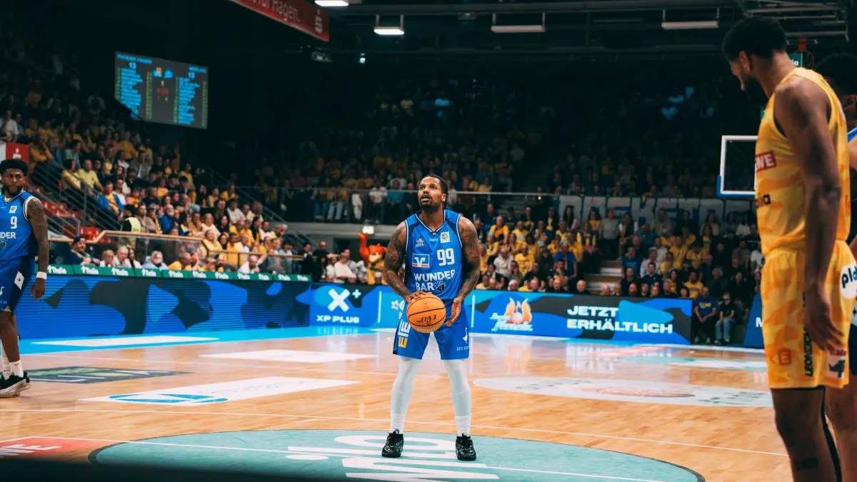 Merlins-Spielmacher Vincent Shahid an Freiwurflinie in der ausverkauften Ischelandhalle.