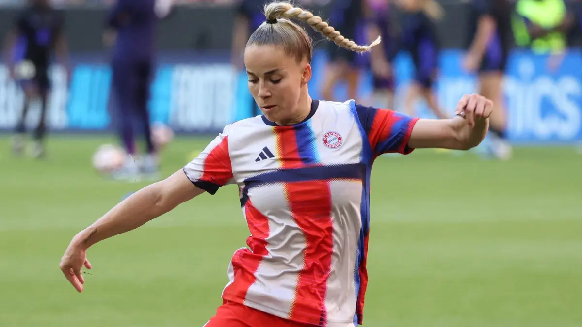 Bayern Munich's German defender #07 Giulia Gwinn practices shooting prior to the UEFA Women's Champions League semi-final first leg football match between FC Bayern Munich and FC Barcelona in Munich, southern Germany on April 25, 2026. (Photo by Karl-Josef HILDENBRAND / AFP)