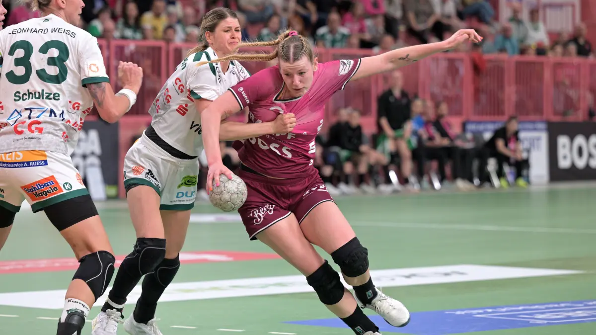 TusSies Metzingen vs. FrischAuf Goeppingen , Handball, Alsco HBF, 2. Play-Off Ligaspieltag, Saison 2025/2026, 25.04.2026: Naina Klein (TusSies Metzingen, #09) am / mit Ball gegen Sina Ehmann (FrischAuf Goeppingen, #22)
TusSies Metzingen vs. FrischAuf Goeppingen , Handball, Alsco HBF, 2. Play-Off Ligaspieltag, Saison 2025/2026, 25.04.2026
Foto: Eibner-Pressefoto/Tobias Baur