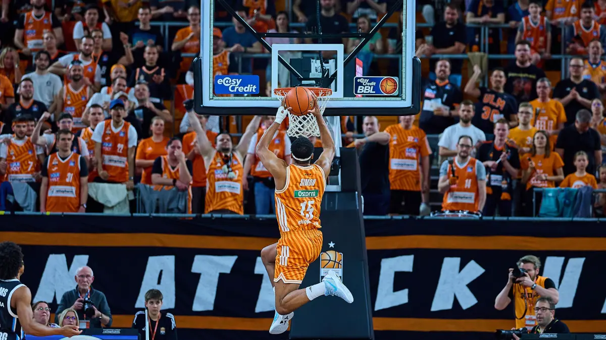 GER, ratiopharm ulm vs. Veolia Towers Hamburg, Basketball, 31. Spieltag, EasyCredit BBL, Spielzeit 2025/2026, 25.04.2026 : Dunking, Dunk von Justin Simon (ratiopharm ulm, #15) vor der Fankurve
GER, ratiopharm ulm vs. Veolia Towers Hamburg, Basketball, 31. Spieltag, EasyCredit BBL, Spielzeit 2025/2026, 25.04.2026
Foto: Eibner-Pressefoto/Gerald Oelze-de Stoppany