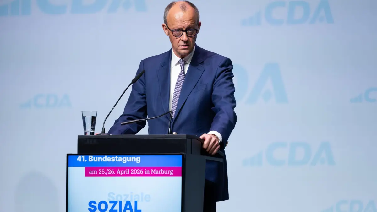 Bundestagung Christlich-Demokratischen Arbeitnehmerschaft: 25.04.2026, Hessen, Marburg: Bundeskanzler Friedrich Merz (CDU), spricht auf der 41. Bundestagung der Christlich -Demokratischen Arbeitnehmerschaft (CDA). Das Motto lautet "80 Jahre CDA - 80 Jahre soziale Marktwirtschaft" Foto: Florian Wiegand/dpa +++ dpa-Bildfunk +++