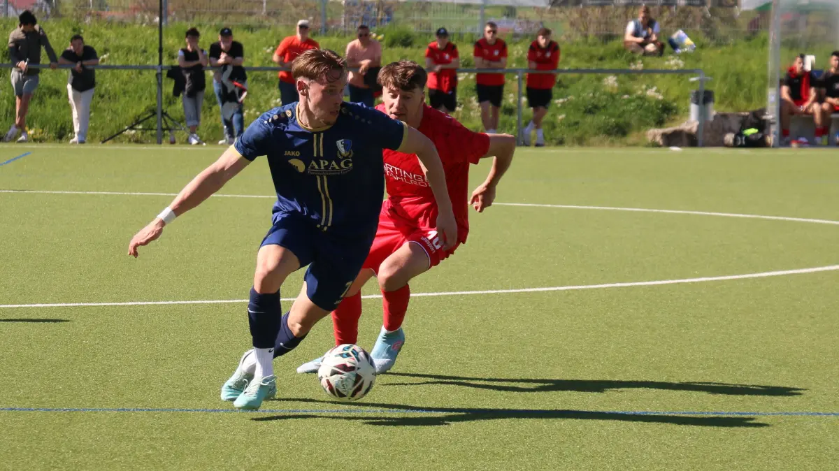 Der Mann, der präziser schießt als sein Schatten: Toni Weihbrecht sorgte für das goldene Tor zum 1:0-Sieg der Spvgg Satteldorf gegen den FV Löchgau.