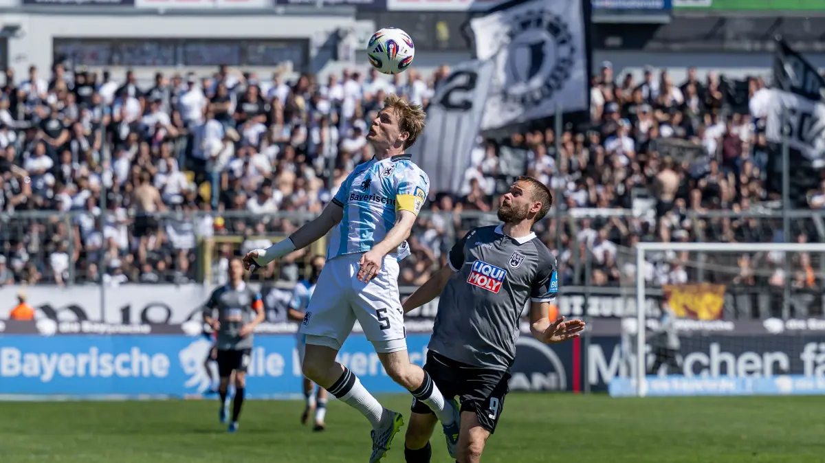 GER, TSV 1860 Muenchen vs. SSV Ulm 1846, Fussball, 3. Bundesliga, 35. Spieltag, Saison 2025/2026, 25.04.2026.: Kampf um den Ball / Zweikampf zwischen Thore Jacobsen (TSV 1860 Muenchen, #05) und Lucas Roeser (SSV Ulm 1846 Fussball, #09)
GER, TSV 1860 Muenchen vs. SSV Ulm 1846, Fussball, 3. Bundesliga, 35. Spieltag, Saison 2025/2026, 25.04.2026.
(DFL DFB REGULATIONS PROHIBIT ANY USE OF PHOTOGRAPHS as IMAGE SEQUENCES and or QUASI-VIDEO).
Foto: Eibner-Pressefoto/Heike Feiner