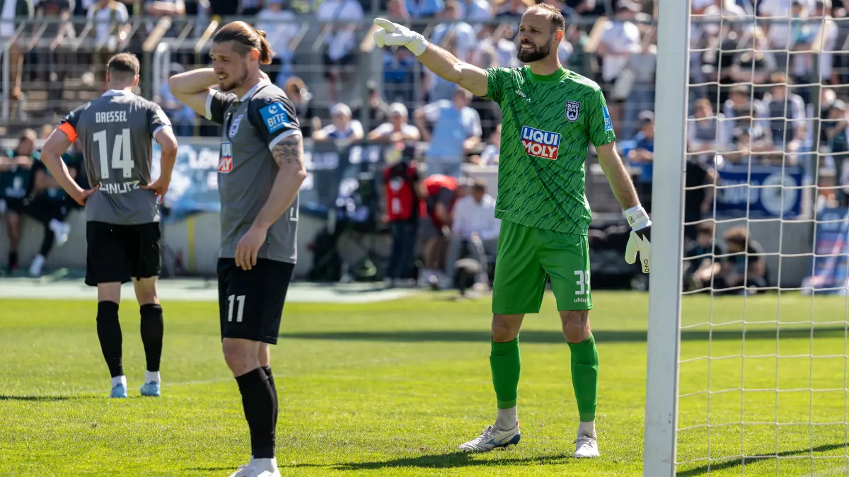GER, TSV 1860 Muenchen vs. SSV Ulm 1846, Fussball, 3. Bundesliga, 35. Spieltag, Saison 2025/2026, 25.04.2026.: Christian Ortag (Torwart, SSV Ulm 1846 Fussball, #39) mit Anweisungen, davor Dennis Chessa (SSV Ulm 1846 Fussball, #11)
GER, TSV 1860 Muenchen vs. SSV Ulm 1846, Fussball, 3. Bundesliga, 35. Spieltag, Saison 2025/2026, 25.04.2026.
(DFL DFB REGULATIONS PROHIBIT ANY USE OF PHOTOGRAPHS as IMAGE SEQUENCES and or QUASI-VIDEO).
Foto: Eibner-Pressefoto/Heike Feiner