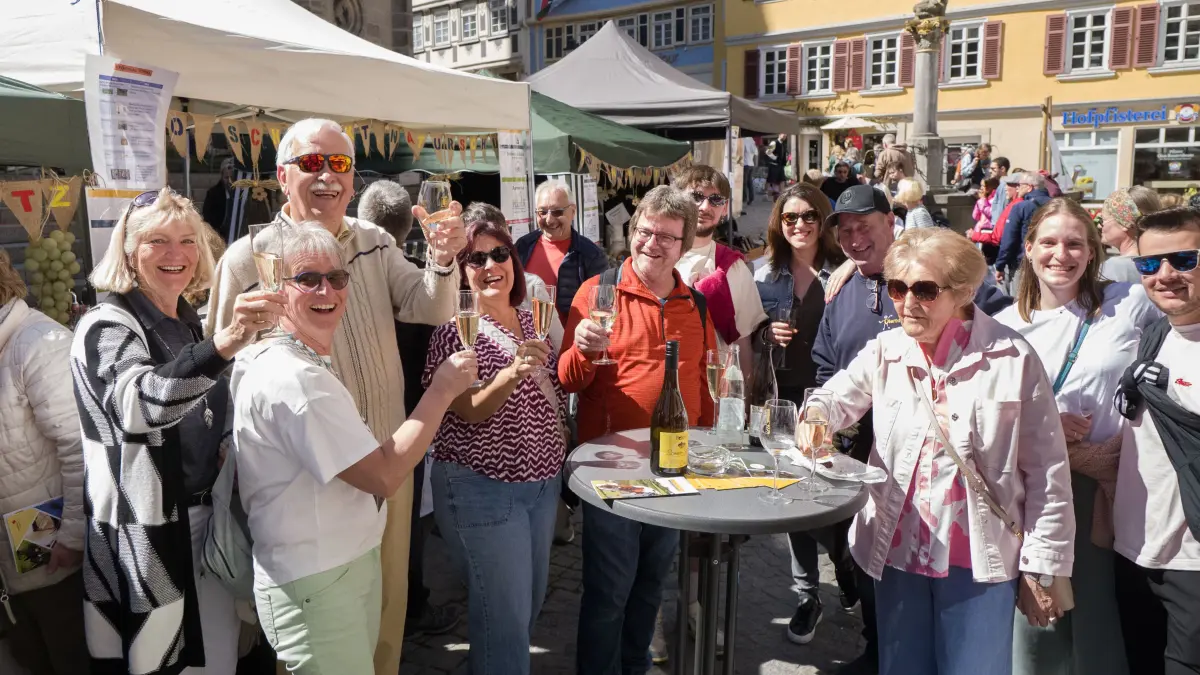 Für jeden Geschmack etwas hat der gemeinsame Markt in Tübingen was zu bieten.
Sonnen-Secco, handverlesen von der Sonnenhalde Ammerbuch sorgt für gute Laune auf dem Holzmarkt.
Aufnahme Klaus Franke 25.4.2026