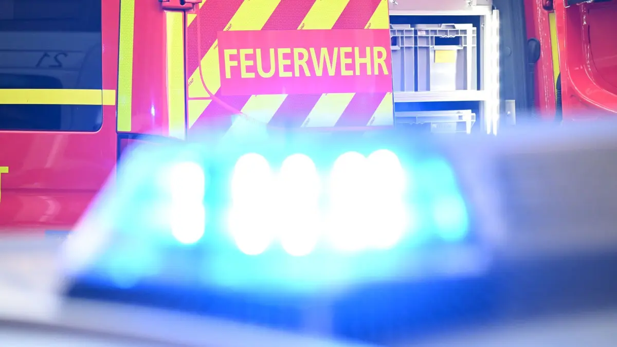 Feuerwehr: ARCHIV - 02.05.2025, Baden-Württemberg, Stuttgart: Ein Fahrzeug der Feuerwehr steht bei einem Einsatz auf einer Straße, während im Vordergrund das Blaulicht eines Polizeifahrzeugs zu sehen ist. (zu dpa: «500.000 Euro Schaden bei Brand in Stavenhagen») Foto: Bernd Weißbrod/dpa +++ dpa-Bildfunk +++